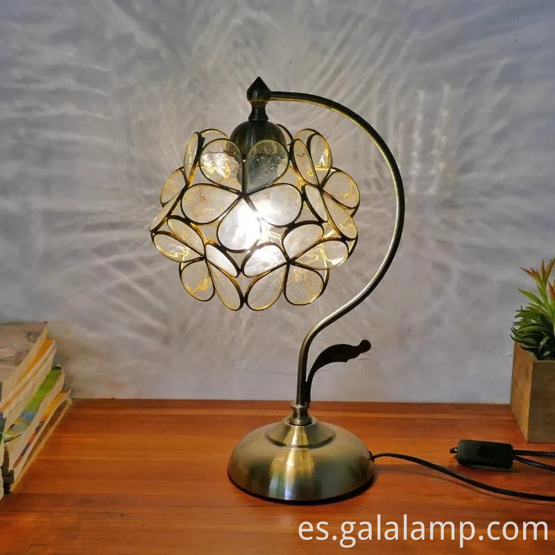 Elegante lámpara de mesa floral para un dormitorio cálido brillo